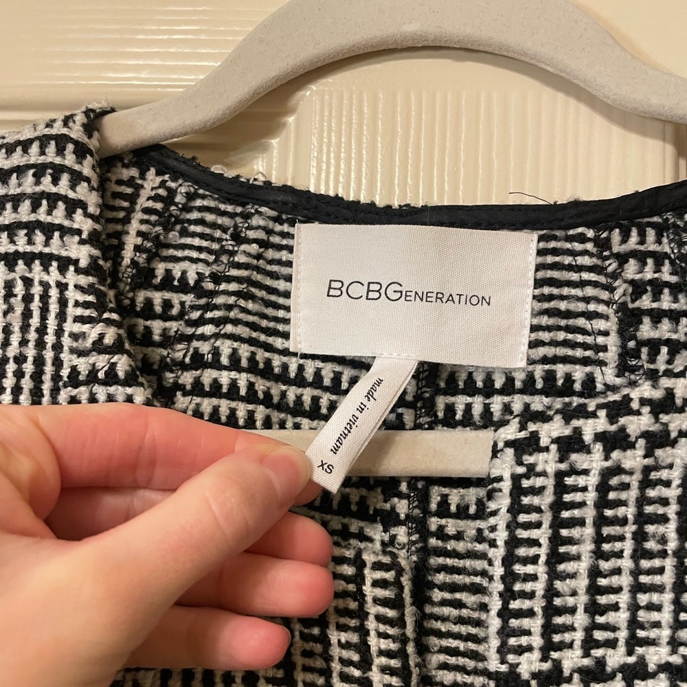 BCBGeneration Black & White Houndstooth Knit Belted Wrap Sleeveless Dress Jacket - Picture 4 of 7